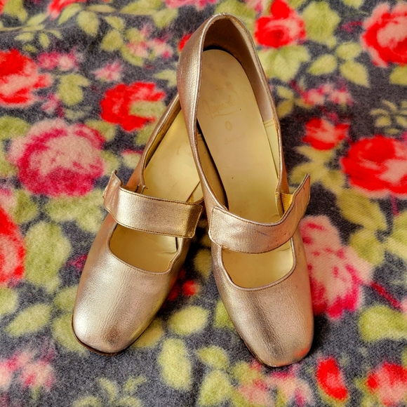 Vintage Shoes - Vintage 1960s gold party shoes